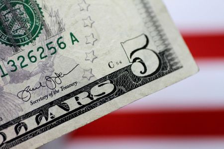 Traders Reduce Bets on New Zealand Dollar Weakness